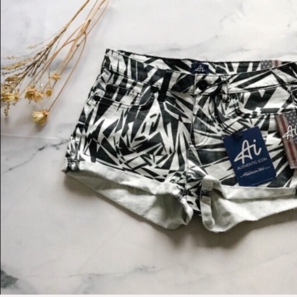 Geometric Print Five Pocket Cuffed Shorts 26